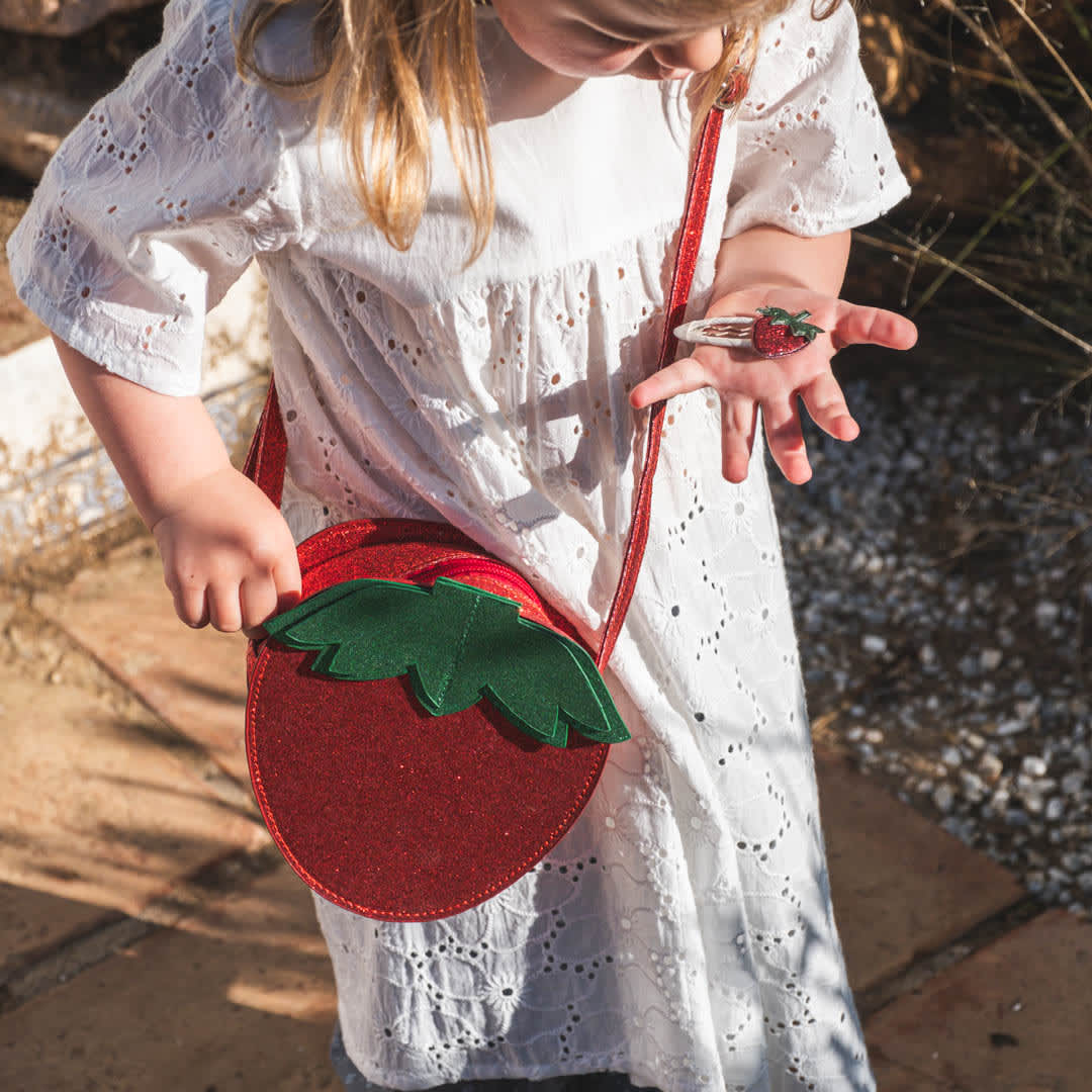 That's Mine Juliet skuldertaske - Strawberry red - Outer: 50% Polyester / 50% PET Lining: 100% Polyester Buy Bolig & udstyr||Udstyr||Alle||Favoritter||personale||alt minus sløjfe||NOOS||Tasker & kufferter||New in for the girls||mette-sale here.
