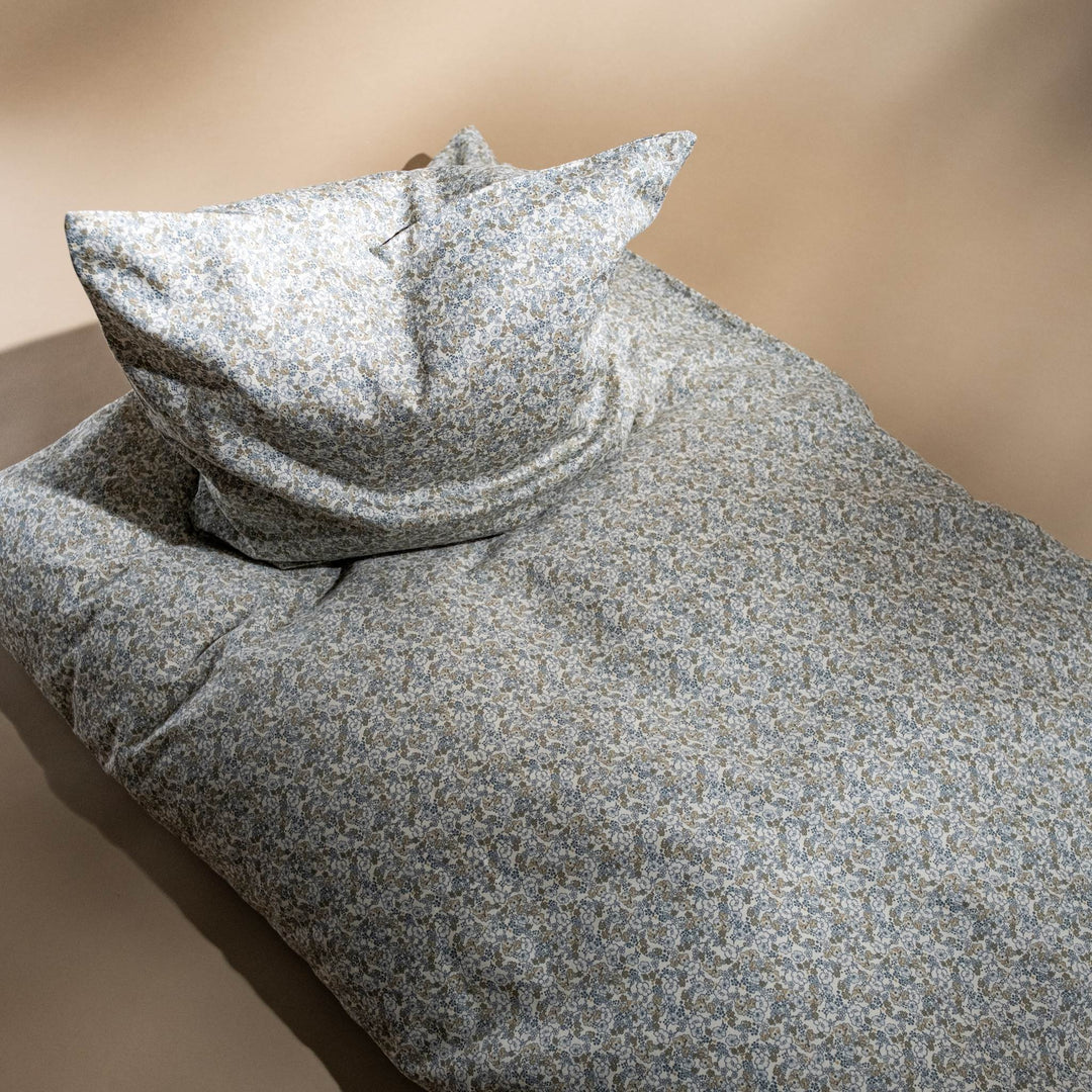 That's Mine Levi sengetøj - Bouquet bleu - 100% Organic cotton Buy Sovetid||Sengetøj||Forår & sommer '24||LIVESHOPPING D.2/5||Bouquet bleu||Sengetøjstilbud||Udsalg - Sovetid||bj-resten-offer here.