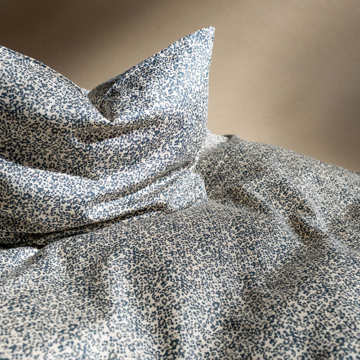 That's Mine Levi sengetøj - Flores sandshell/blue - 100% Organic cotton Buy Sovetid||Sengetøj||Udsalg||Alle||Sengetøjstilbud||3 for 2||Udsalg - Sovetid||alt minus sløjfe||3 for 399||5 for 399 - kæmpe bundle! here.