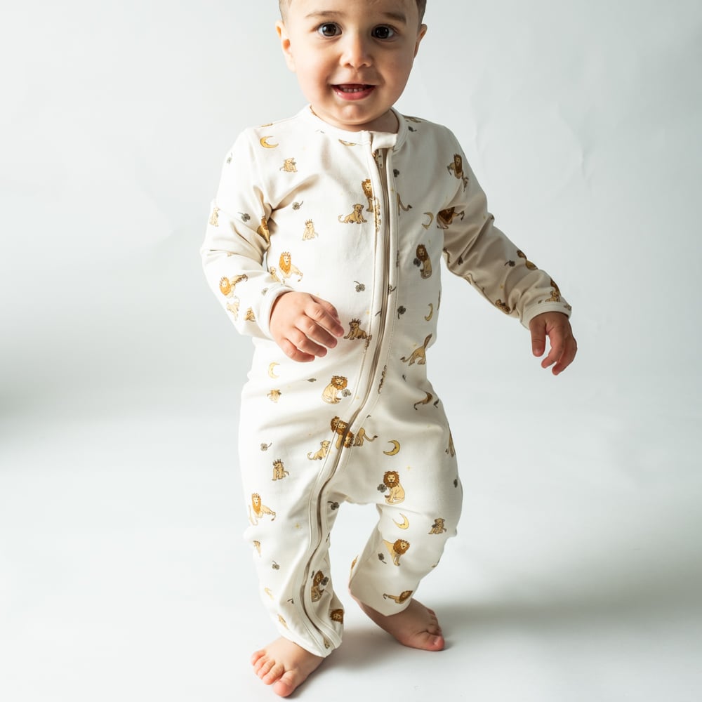 That's Mine Elliotte onesie - Lion - 48% Organic cotton / 47% Modal / 5% Elastane Buy Overdele||Onesies||personale||Basics here.