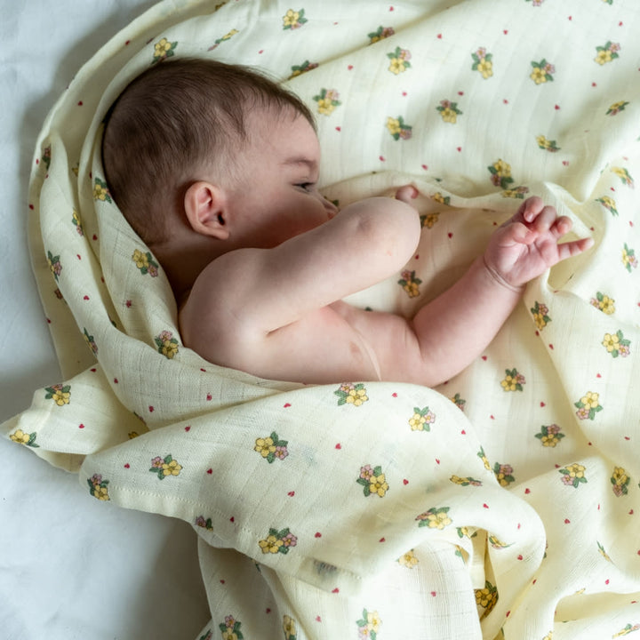 That's Mine Jana svøb - Sweetheart Petals - 100% Organic cotton Buy Amning & pusletid||Pusle||Babysvøb||personale here.