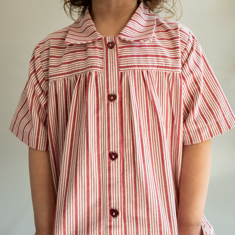 That's Mine Hea kjole - Classic red - 100% Organic cotton Buy Kjoler||Kjoler & nederdele||personale||Forår 2026 here.