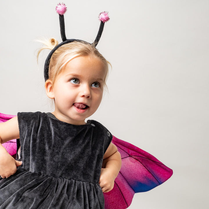 That's Mine Lise sommerfugl kostume - Sweet purple - Shell : 100% polyester / Lining: 100% cotton / Padding: 100% polyester Buy Legetid||Kostumer||Alle||personale||alt minus sløjfe||mette-sale||Forår 2026 here.