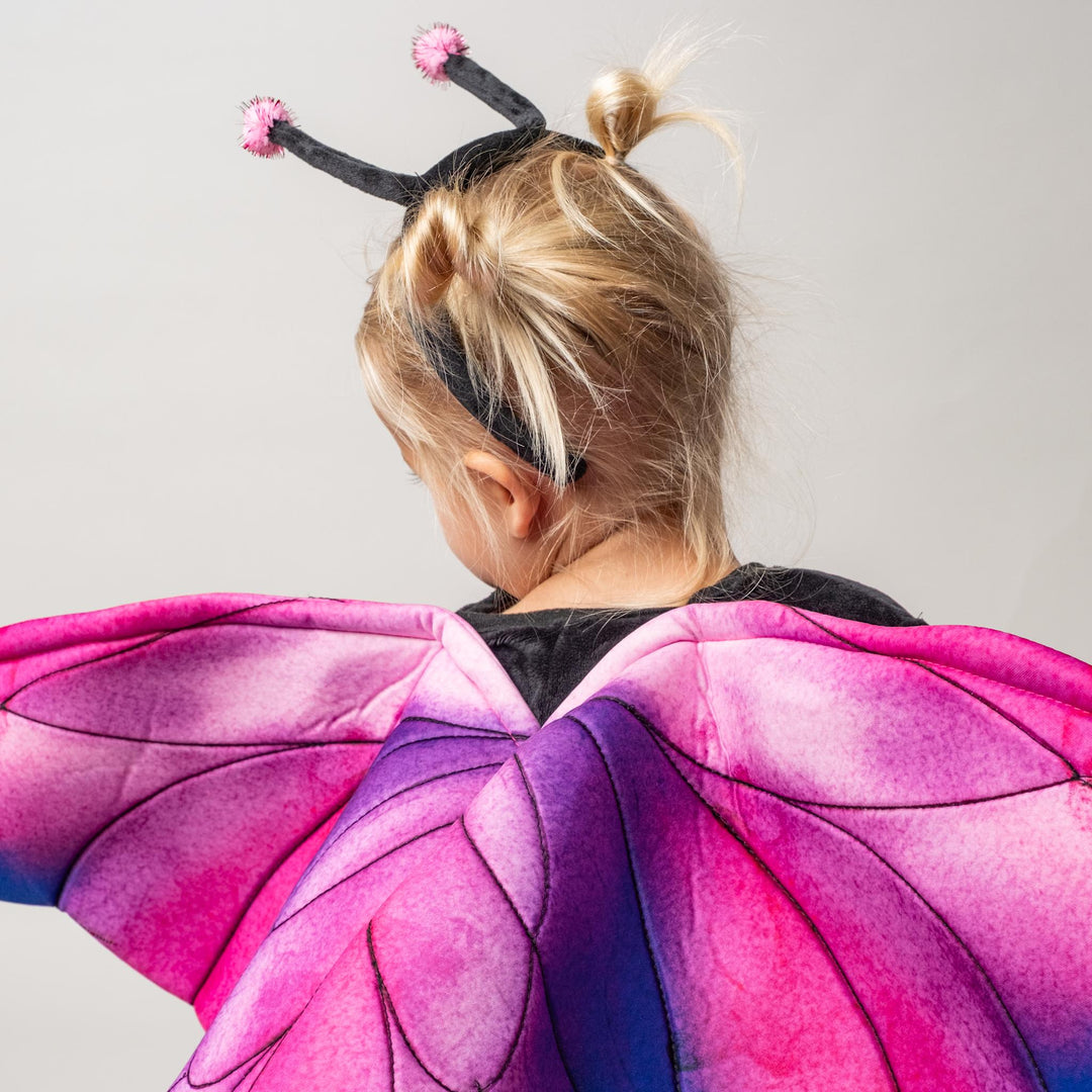 That's Mine Lise sommerfugl kostume - Sweet purple - Shell : 100% polyester / Lining: 100% cotton / Padding: 100% polyester Buy Legetid||Kostumer||Alle||personale||alt minus sløjfe||mette-sale||Forår 2026 here.