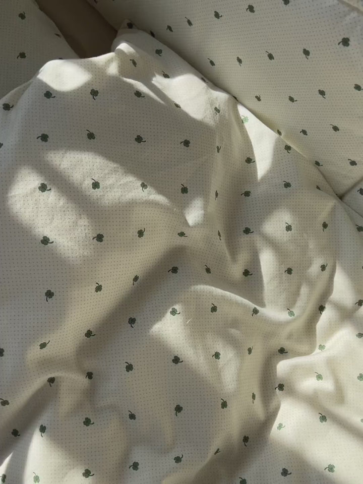 Lotus bed bumper - Specks of luck